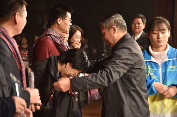 校党委副书记李雁冰为偶像教师颁奖.JPG 校党委副书记李雁冰为偶像教师颁奖.JPG