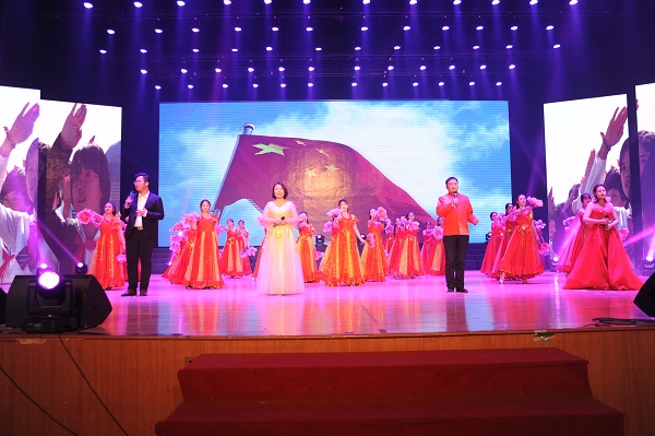 best365官网登录入口副院长张玉智、财会系主任纪晶华和学生共同演唱《不忘初心》.JPG best365官网登录入口副院长张玉智、财会系主任纪晶华和学生共同演唱《不忘初心》.JPG